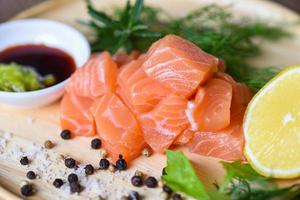 wasabisås rå laxfilé på trä, färsk laxfisk för att laga sallad skaldjur japansk mat. foto