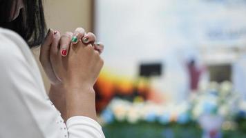 en kristen kvinna som ber ödmjukt i kyrkan foto