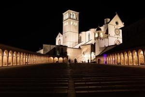 assisi -basilikan på natten, umbrien, Italien. staden är känd för den viktigaste italienska basilikan tillägnad st. francis - san francesco. foto