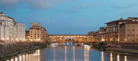 solnedgångsljus på ponte vecchio - gammal bro - i Florens, Italien. foto