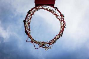 trä basketkorgen med blå himmel bakgrund foto