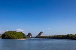 vacker naturlig utsikt över khao khanab nam berget vid krabi floden, krabi, thailand. foto