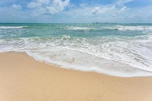 havsutsikt från tropisk strand med solig himmel. sommarparadisstranden på ön Koh Samui. tropisk strand. tropiska havet i thailand. exotisk sommarstrand med moln vid horisonten. foto