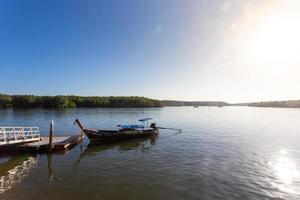 krabi, thailand - 23 januari 2020 - vacker naturlig utsikt över båtar, pir, mangroveskog vid krabifloden, krabi, thailand. foto