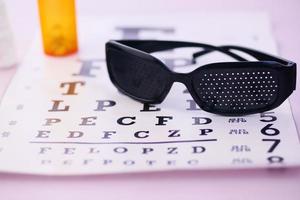 ögonläkare tillbehör glasögon med ett testmål för synkorrigering foto