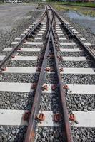 järnvägsspår med rost på rock bakgrund foto