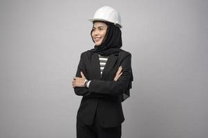 ingenjör muslimsk kvinna som bär hijab på vit bakgrund foto