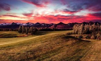 bergsdalen under ljus soluppgång. vackert naturlandskap foto