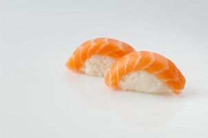 sushi på vit bakgrund foto