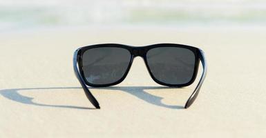 solglasögon på sand vacker sommar strand kopia utrymme semester koncept. foto