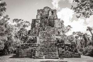 forntida maya-plats med tempelruiner pyramider artefakter muyil mexico. foto