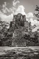 forntida maya-plats med tempelruiner pyramider artefakter muyil mexico. foto