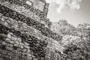 forntida maya-plats med tempelruiner pyramider artefakter muyil mexico. foto