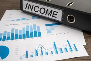 inkomst. binder data finans rapport verksamhet med graf analys på kontoret. foto