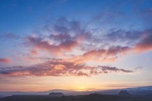 majestätiska berglandskap under morgonhimmel med moln foto