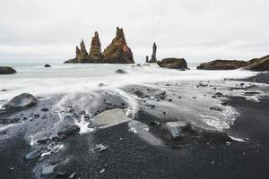 klipptrollets tår. reynisdrangar klippor. svart sandstrand. island foto