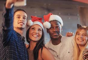 bild som visar en grupp multietniska vänner som firar nyår foto