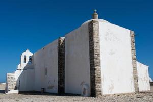 vit byggnad inne i fästningen vid Sagres. vår fru av nådens kyrka. portugal foto