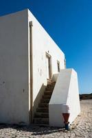 bakifrån av vår fru av nådens ombyggda kyrka, inne i fästningen. sagres, portugal foto