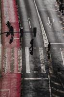 människor som går på gatan i bilbao city, Spanien, resmål foto