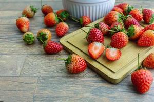 färsk jordgubbe är en söt frukt på träbord foto