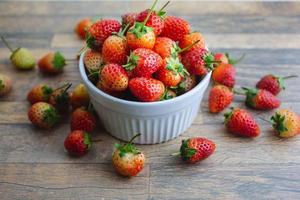 jordgubbe är en söt frukt på skål foto