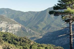 landskap av bergen i de katalanska pyrenéerna i organya i spanien foto