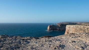 vackert landskap vid udden av saint vincent, algarve, portugal. klippor och lugnt hav. foto