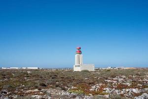 vackert kustlandskap i algarve. traditionell fyr vid udden av Saint Vincent. portugal foto