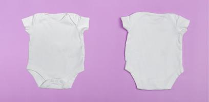 baby kropp mockup, vit på en färgad bakgrund. närbild. foto