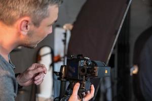 fotograf i färd med att fotografera i studion foto