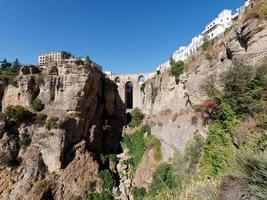the puente nuevo, ny bro i Ronda. vita byar i provinsen Malaga, Andalusien, Spanien. vacker by på bergets klippa. turistmål. semester och njut av solen. foto