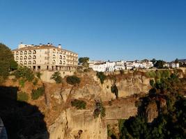 fantastiska byn ronda. vita byar i provinsen Malaga, Andalusien, Spanien. vacker by på bergets klippa. turistmål. semester och njut av solen. foto