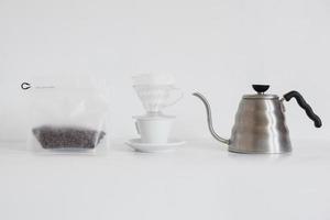 set för kaffebryggning med kaffebönor i förpackning isolerad på vit bakgrund foto