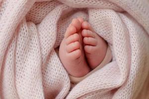 små vackra ben på ett nyfött barn under de första dagarna av livet foto