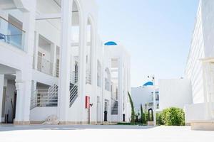 Sharm-el-Sheikh, Egypten, 2022 - lyxhotell med pool mot blå himmel foto