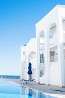 sharm-el-sheikh, egypten, 2022 - lyxhotell med pool mot blå himmel foto