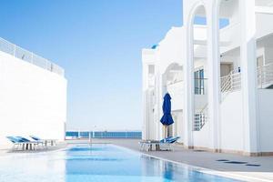 sharm-el-sheikh, egypten, 2022 - lyxhotell med pool mot blå himmel foto