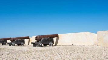 forntida försvarskanjoner vid fortet av sagres, portugal foto