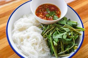 thailändsk mat ovanifrån risnudlar med chilisås kryddig serverad på tallrik - ris vermicelli och vegetabilisk mat i asiatisk stil foto