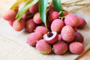 färskt litchi träbord från träd tropisk frukt sommar i thailand foto