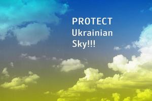 skydda ukrainsk himmel text på bakgrunden av tonad gul och blå himmel i Ukraina foto