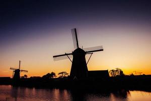 holländsk kvarn by night holland nederländerna. skönhetsvärlden foto
