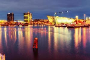 vacker nattbelysning i amsterdam. foto