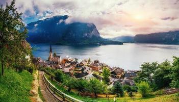 vacker stad mellan bergen. hallstatt Österrike europa foto