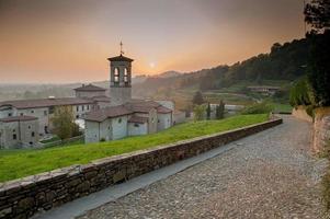 medeltida by nära bergamo italien foto