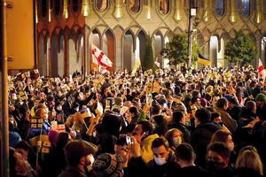 tbilisi, georgien, 2022 - skara demonstranter protesterar på gatan foto