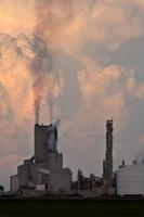 cumulonimbus moln bakom saskferco potash plant foto