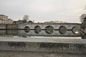 romerska bron i rimini foto