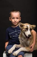 pojke och hund foto
